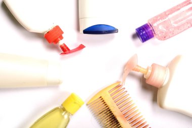 Profesyonel kuaför aletleri ve aksesuarları beyaz arka plan üzerinde