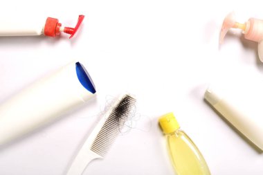 Profesyonel kuaför aletleri ve aksesuarları beyaz arka plan üzerinde