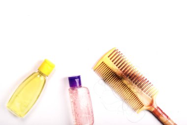 Saç tarak ve beyaz arka plan üzerinde şampuan
