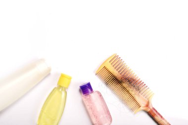 Saç tarak ve beyaz arka plan üzerinde şampuan