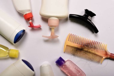 Profesyonel kuaför aletleri ve aksesuarları gri arka plan üzerinde