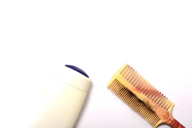 Saç tarak ve beyaz arka plan üzerinde şampuan