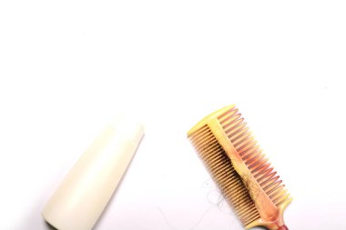 Saç tarak ve beyaz arka plan üzerinde şampuan