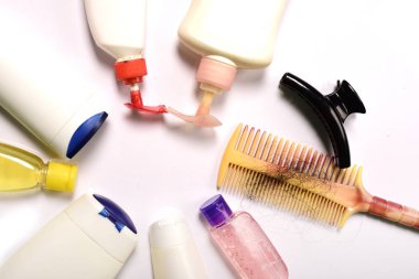 Beyaz arka plan üzerinde vücut bakım ve güzellik ürünleri plastik şişe