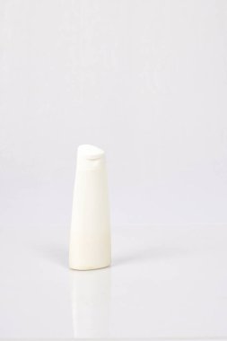Beyaz arka plan üzerinde plastik boş beyaz şişe