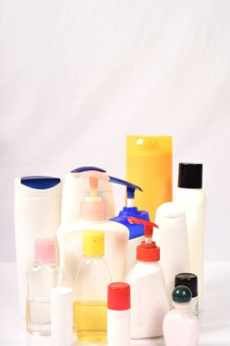 Beyaz arka plan üzerinde birçok beyaz plastik şişe. 