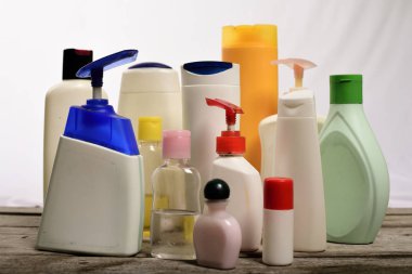 Beyaz arka plan üzerinde birçok beyaz plastik şişe. 