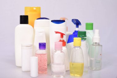 Beyaz arka plan üzerinde birçok beyaz plastik şişe. 