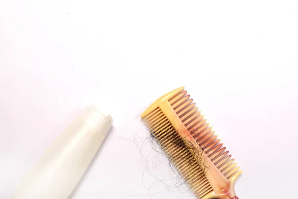 Pente Com Cabelo Xampu Fundo Branco — Fotografia de Stock