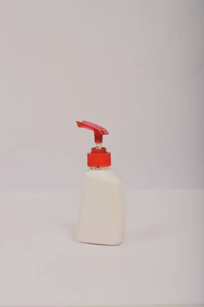 Botella Blanca Blanco Plástico Sobre Fondo Gris —  Fotos de Stock