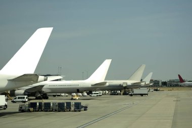 Havaalanındaki büyük yolcu uçağının yakın çekimi.. 