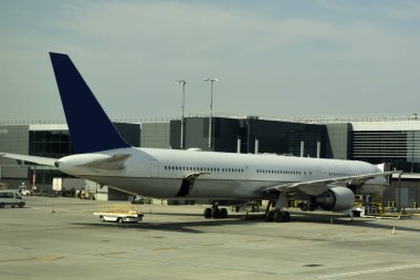 Havaalanındaki büyük yolcu uçağının yakın çekimi.. 