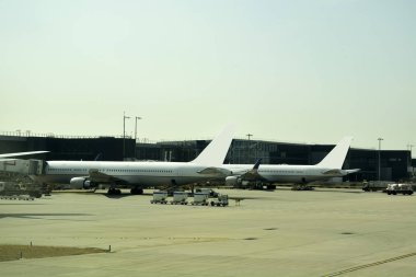 Havaalanındaki büyük yolcu uçağının yakın çekimi.. 