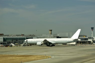 Havaalanındaki büyük yolcu uçağının yakın çekimi.. 