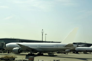 Havaalanındaki büyük yolcu uçağının yakın çekimi.. 