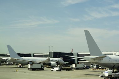 Havaalanındaki büyük yolcu uçağının yakın çekimi.. 