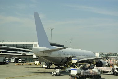 Havaalanındaki büyük yolcu uçağının yakın çekimi.. 