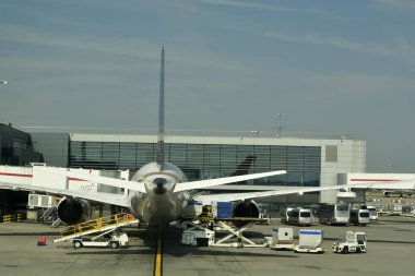 Havaalanındaki büyük yolcu uçağının yakın çekimi.. 
