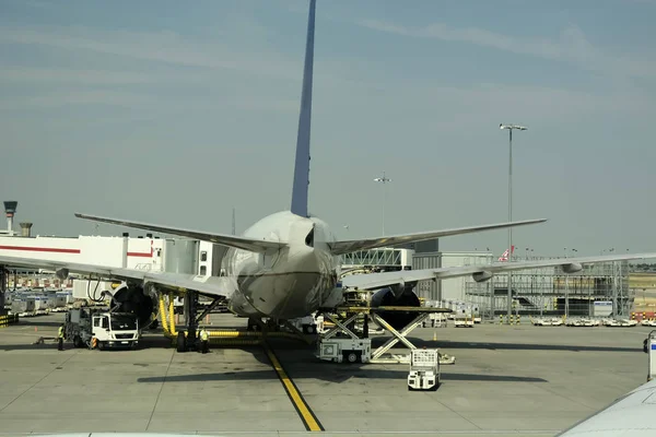 空港滑走路における大型旅客機の接近 — ストック写真