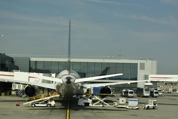 Havaalanındaki büyük yolcu uçağının yakın çekimi.. 