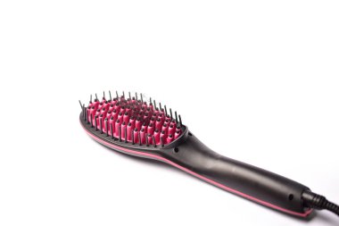 Beyaz bir arka plan üzerinde saç tarağı 