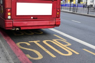 Çift katlı kırmızı otobüs Londra yolu üzerinde çalışıyor
