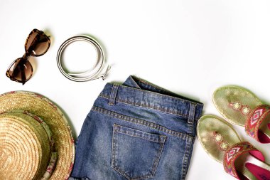 Beyaz zemin üzerine mavi kısa denim