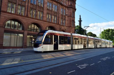 Tramvay bir şehirde sokak çalışıyor