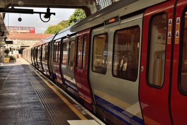 Boşluk işareti Londra Metro platformda sorun.