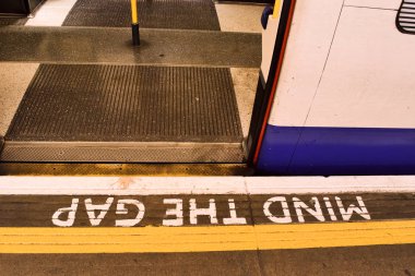 Boşluk işareti Londra Metro platformda sorun.
