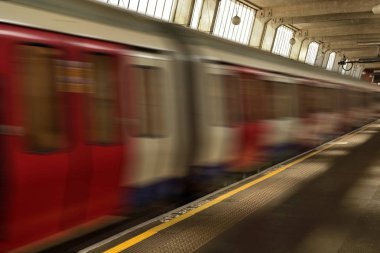 Boşluk işareti Londra Metro platformda sorun.
