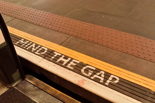 Boşluk işareti Londra Metro platformda sorun.