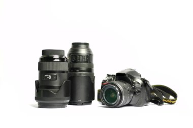 Beyaz arkaplanda dijital SLR Kamera ve lens izole edildi