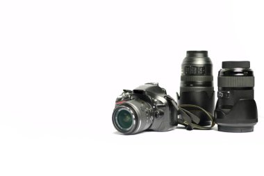 Beyaz arkaplanda dijital SLR Kamera ve lens izole edildi