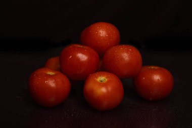 Bir grup siyah arka plan üzerine izole kırmızı taze domates