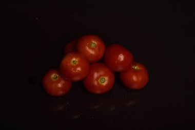 Bir grup siyah arka plan üzerine izole kırmızı taze domates