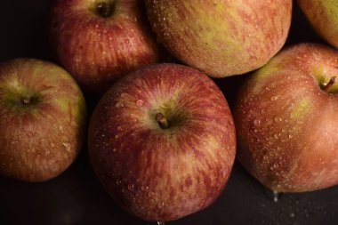 Apple siyah arka plan üzerine izole bir grup yakın çekim