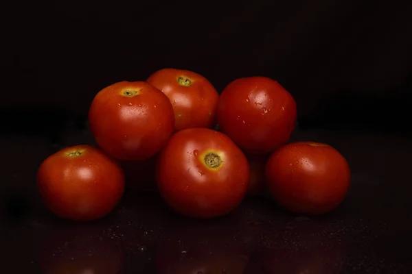 Grupp Röda Färska Tomater Isolerad Svart Bakgrund — Stockfoto