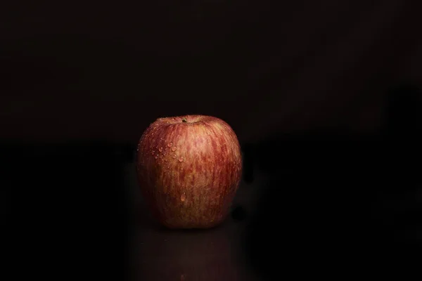 Pomme Isolée Sur Fond Noir — Photo