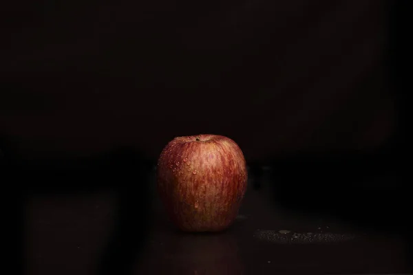 Pomme Isolée Sur Fond Noir — Photo