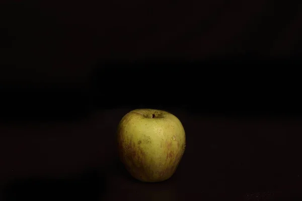 Pomme Isolée Sur Fond Noir — Photo