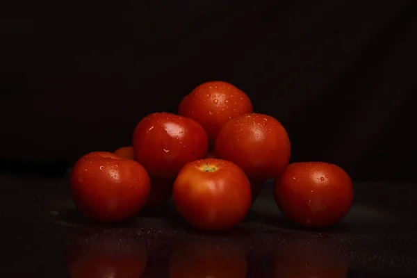 Bando Tomates Vermelhos Frescos Estão Fundo Preto Isolado — Fotografia de Stock
