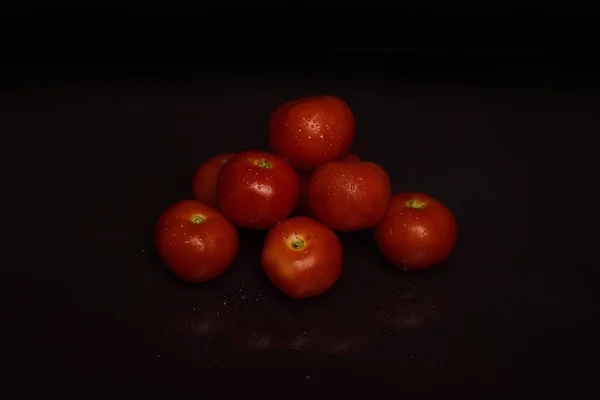 Bando Tomates Vermelhos Frescos Estão Fundo Preto Isolado — Fotografia de Stock