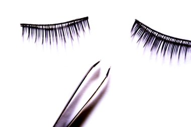 Beyaz arka plan üzerinde izole suni kirpikler