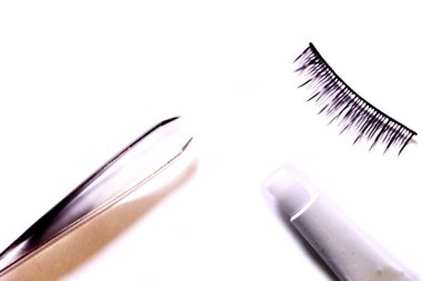 Beyaz arka plan üzerinde izole suni kirpikler