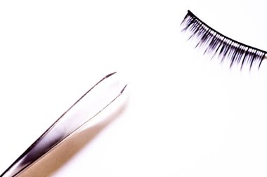 Beyaz arka plan üzerinde izole suni kirpikler