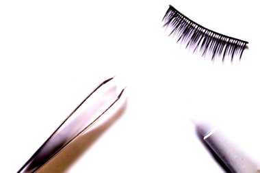 Beyaz arka plan üzerinde izole suni kirpikler