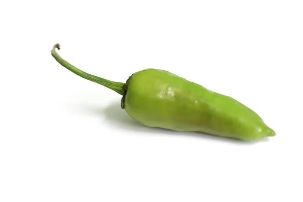 Πράσινες Πιπεριές Τσίλι Λευκό Φόντο — Φωτογραφία Αρχείου