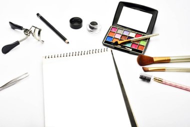 Beyaz arka plan üzerinde izole göz makyaj malzemeleri. Beyaz arka plan üzerinde izole göz makyaj broşürü.