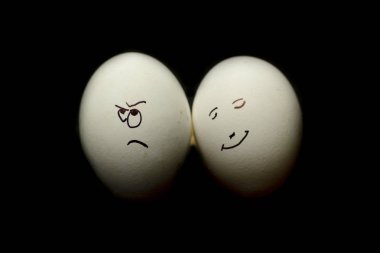 Yumurta insan yüzü siyah arka plan karşı izole temsil eder.